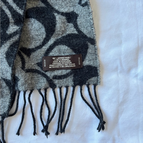 Coach Merino Wool Scarf - Reversible - Picture 7 of 9